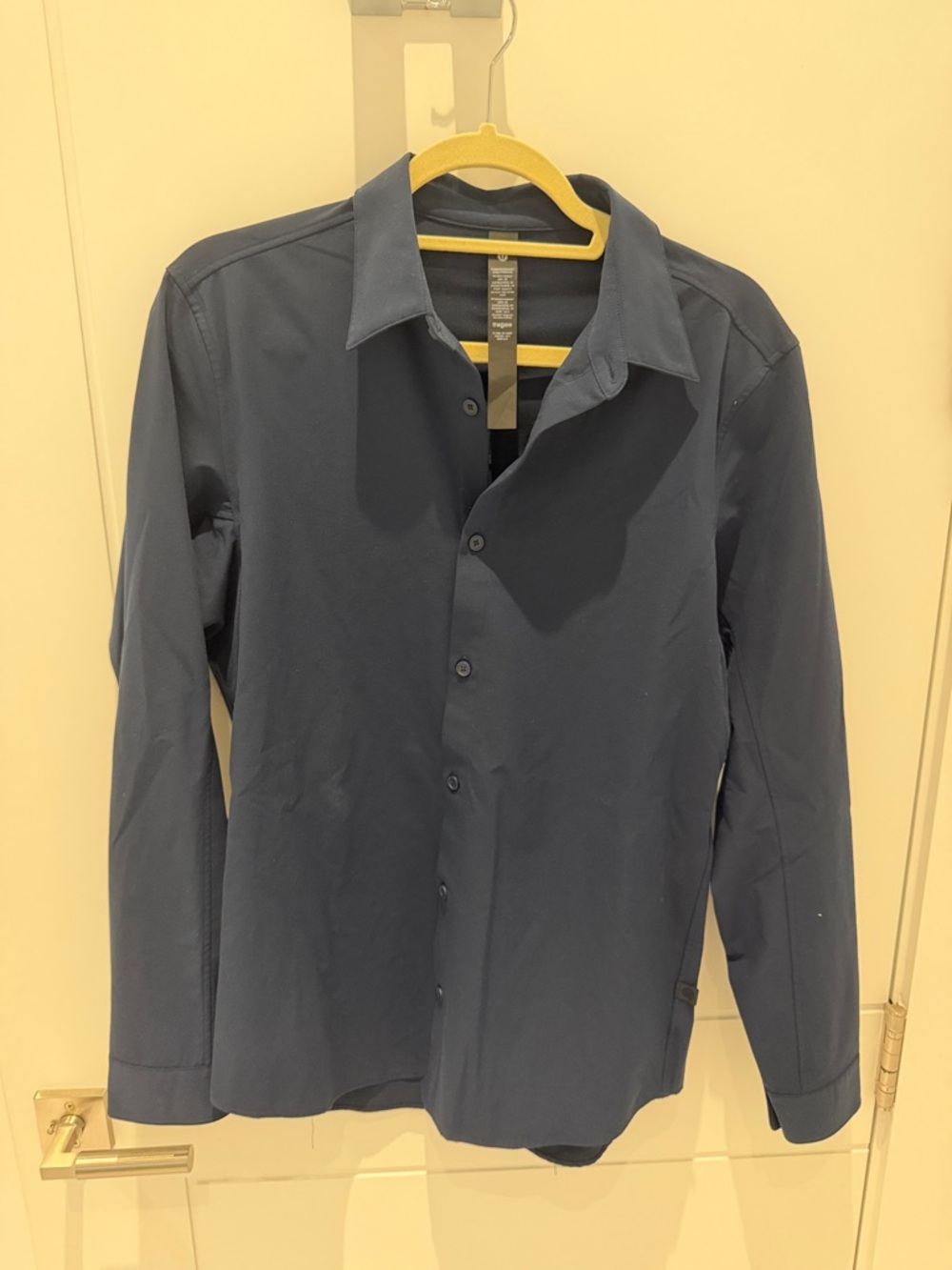 lululemon athletica Men's Long Sleeve Button-Down Shirt in Navy Blue